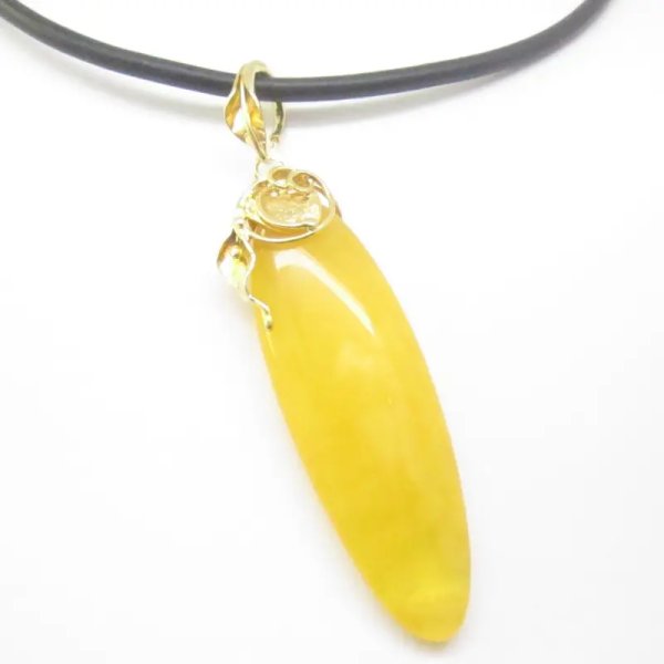 Mleczny Bursztyn i srebro złocone - zawieszka z rzemieniem