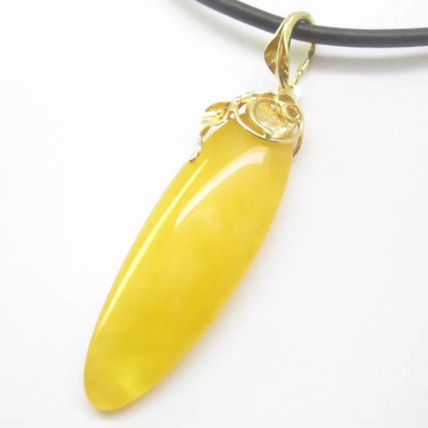 Mleczny Bursztyn i srebro złocone - zawieszka z rzemieniem