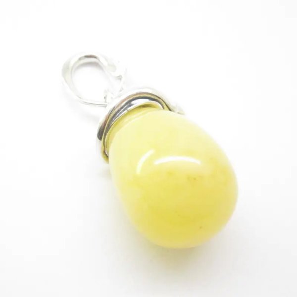 Mleczny Bursztyn i srebro oksydowane - wisiorek z rzemieniem