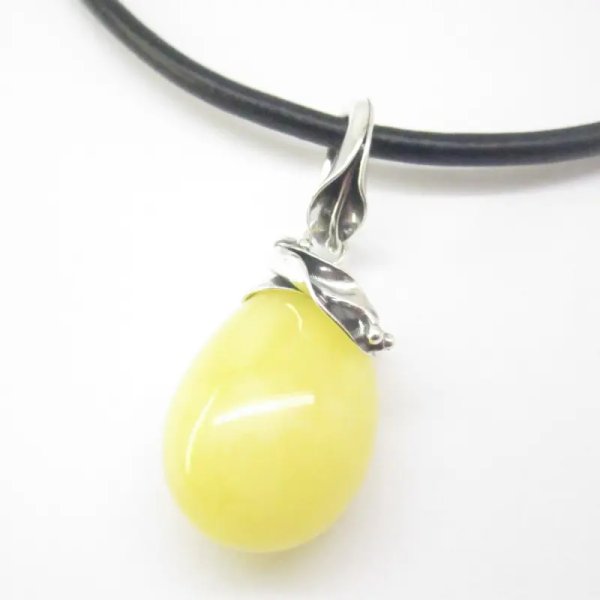 Mleczny Bursztyn i srebro oksydowane - zawieszka z rzemieniem