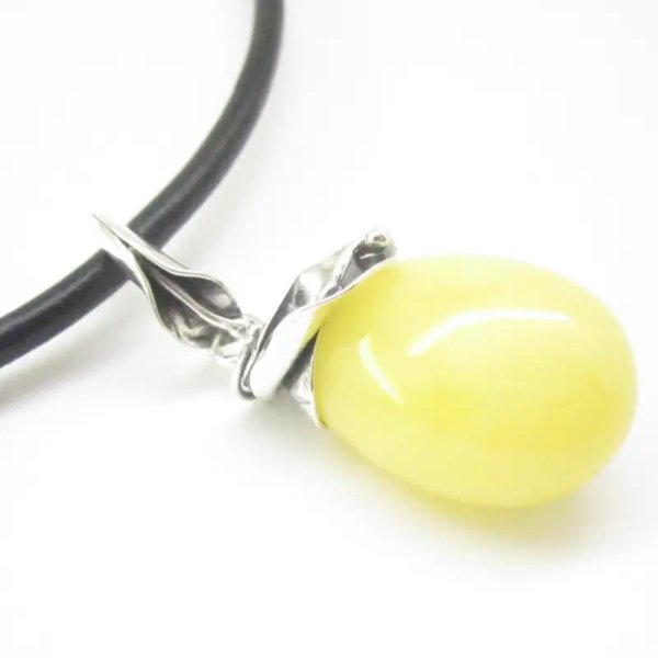 Mleczny Bursztyn i srebro oksydowane - zawieszka z rzemieniem