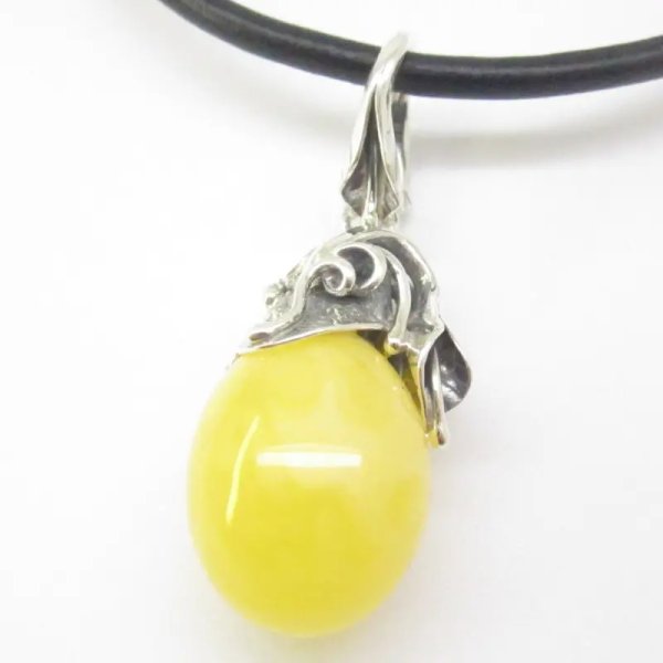 Mleczny Bursztyn i srebro oksydowane - wisiorek z rzemieniem