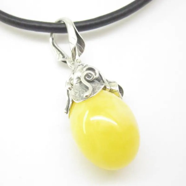 Mleczny Bursztyn i srebro oksydowane - wisiorek z rzemieniem