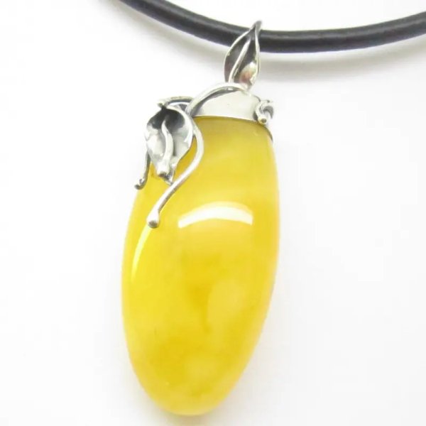 Mleczny Bursztyn i srebro oksydowane - wisiorek z rzemieniem