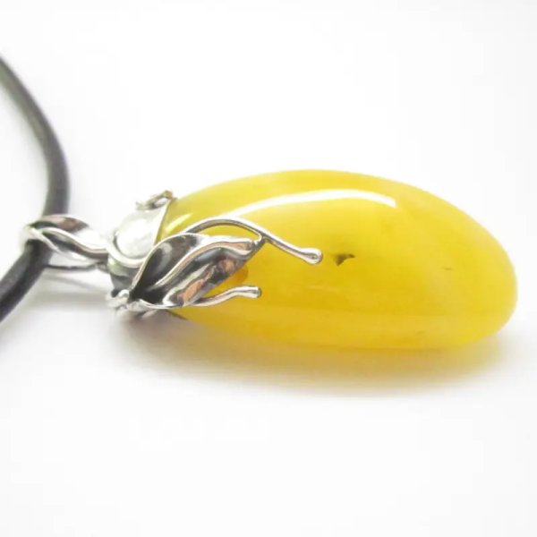 Mleczny Bursztyn i srebro oksydowane - wisiorek z rzemieniem