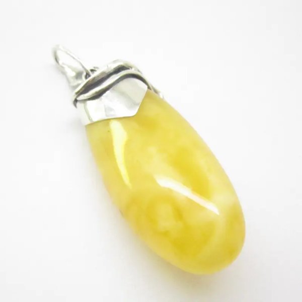 Mleczny Bursztyn i srebro oksydowane - wisiorek z rzemieniem