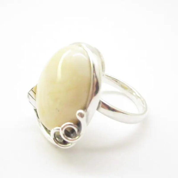 Mleczny Bursztyn w srebrze oksydowanym - pierścionek owal z liściem (Rozmiar 17) z regulacją +/- 2 rozmiary regulacji