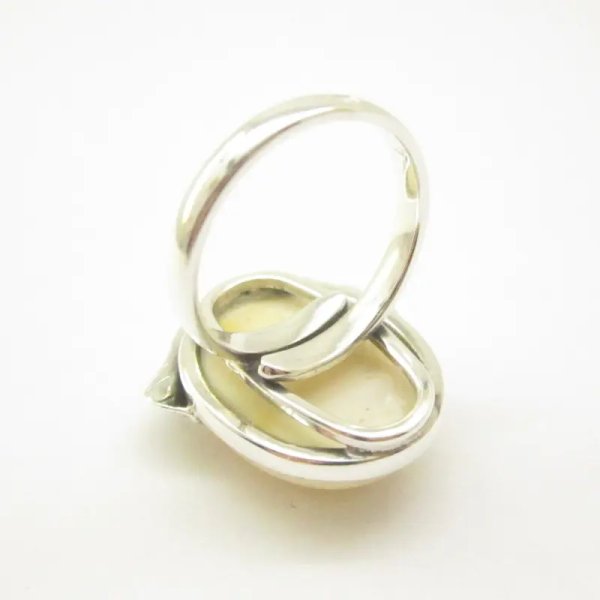 Mleczny Bursztyn w srebrze oksydowanym - pierścionek owal z liściem (Rozmiar 17) z regulacją +/- 2 rozmiary regulacji