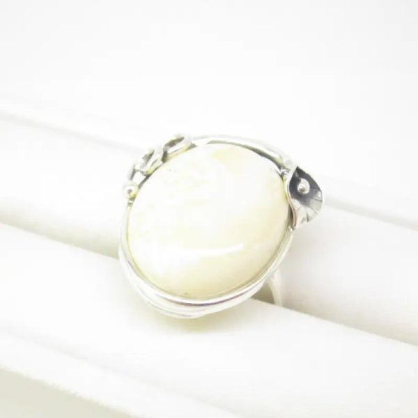 Mleczny Bursztyn w srebrze oksydowanym - pierścionek owal z liściem (Rozmiar 17) z regulacją +/- 2 rozmiary regulacji