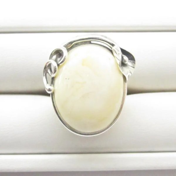 Mleczny Bursztyn w srebrze oksydowanym - pierścionek owal z liściem (Rozmiar 17) z regulacją +/- 2 rozmiary regulacji