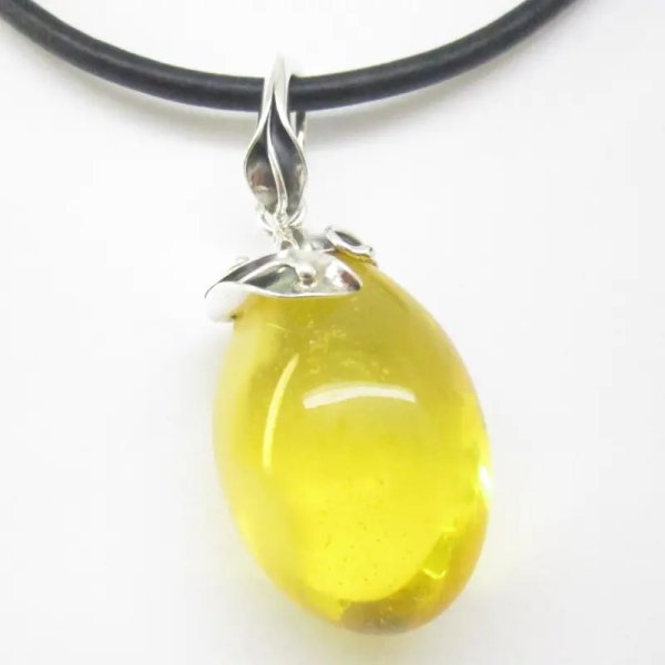 Przezroczysty Bursztyn i srebro oksydowane - zawieszka z rzemieniem