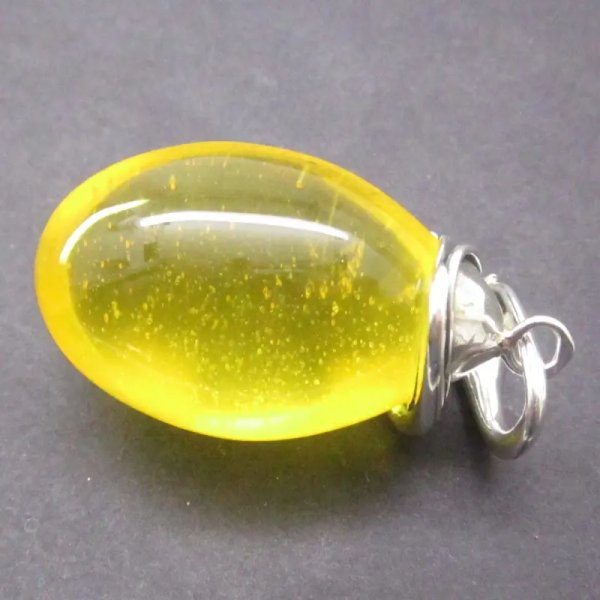 Przezroczysty Bursztyn i srebro oksydowane - zawieszka z rzemieniem