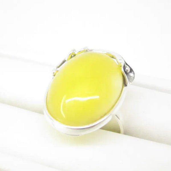 Mleczny Bursztyn w srebrze oksydowanym - pierścionek owal z liściem (Rozmiar 17) z regulacją +/- 2 rozmiary regulacji