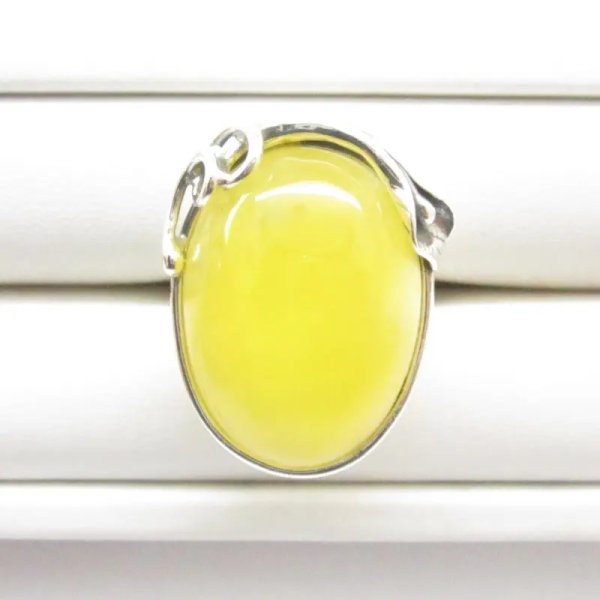 Mleczny Bursztyn w srebrze oksydowanym - pierścionek owal z liściem (Rozmiar 17) z regulacją +/- 2 rozmiary regulacji