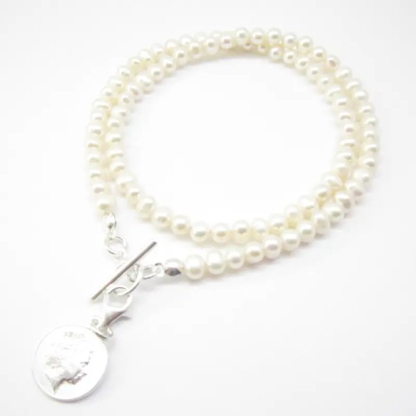 Perły Naturalne, białe i srebro - naszyjnik z monetą Królowa Elżbieta II, zapięciem toggle
