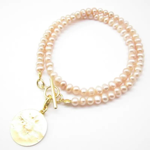 Perły Naturalne, kremowe (ecru) i srebro złocone- naszyjnik z blaszką młotkowaną, zapięciem toggle
