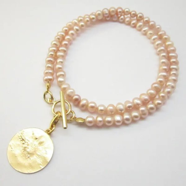 Perły Naturalne, kremowe (ecru) i srebro złocone- naszyjnik z blaszką młotkowaną, zapięciem toggle