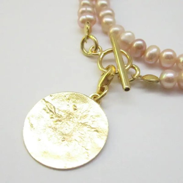 Perły Naturalne, kremowe (ecru) i srebro złocone- naszyjnik z blaszką młotkowaną, zapięciem toggle