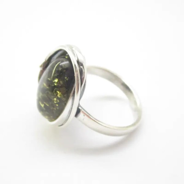 Zielony Bursztyn w srebrze oksydowanym - pierścionek owal z liściem (Rozmiar 17)