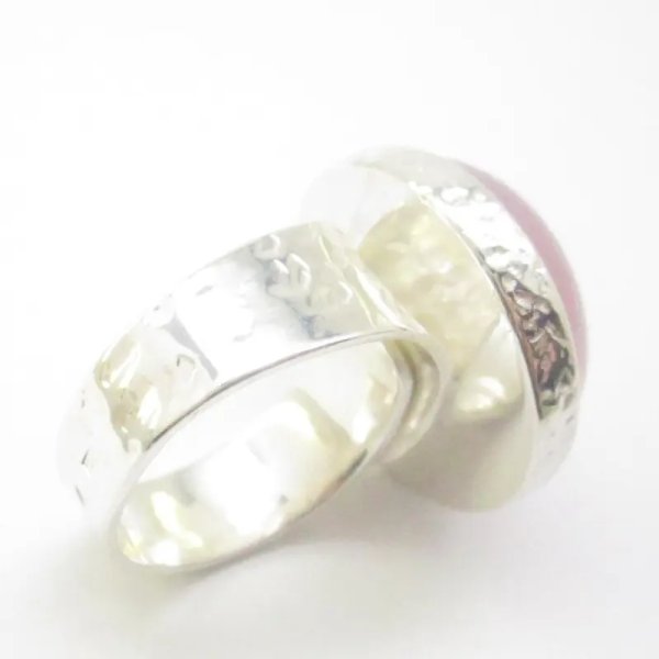 Agat różowy w srebrze młotkowanym - pierścionek (Rozmiar Jubilerski 14) z regulacją