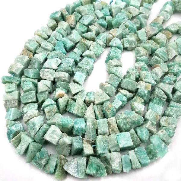 Amazonit surowy bryłki - nieregularne (sznur)