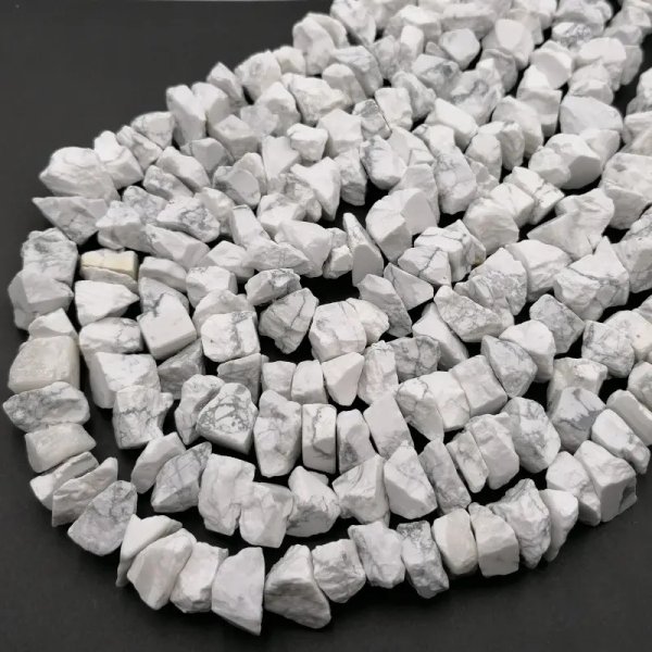 Howlit surowy bryłki - nieregularne (sznur)