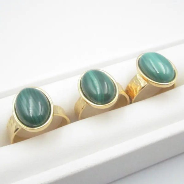 Malachit w złoconym srebrze młotkowanym - pierścionek (różne rozmiary) z regulacją