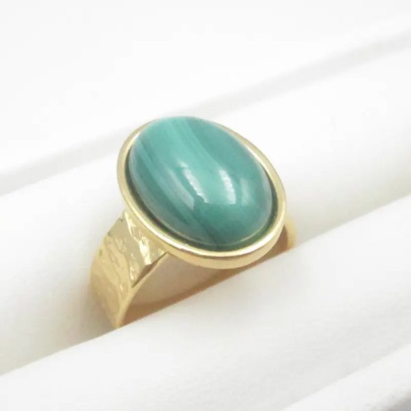 Malachit w złoconym srebrze młotkowanym - pierścionek (różne rozmiary) z regulacją