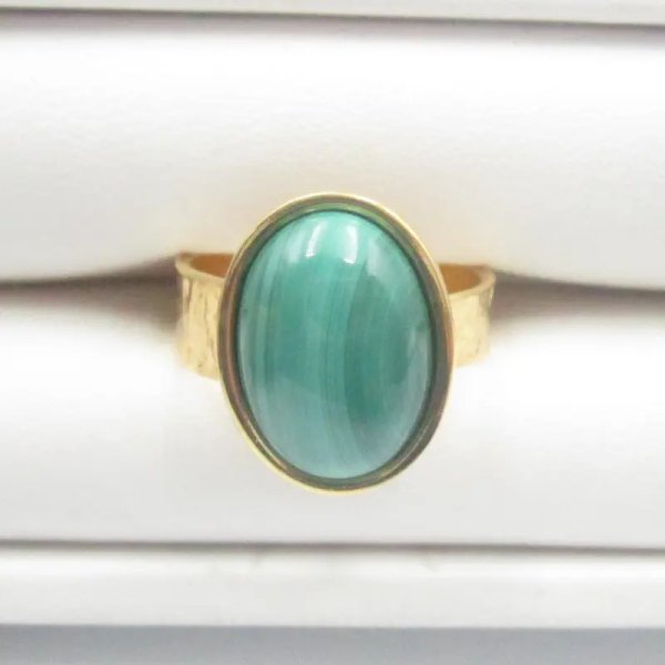 Malachit w złoconym srebrze młotkowanym - pierścionek (różne rozmiary) z regulacją