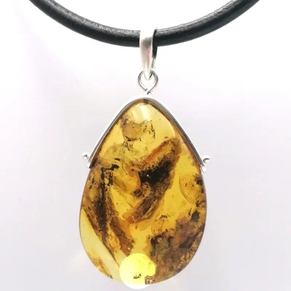 Mrówka i komar w przezroczystym bursztynie i srebro - zawieszka z rzemieniem