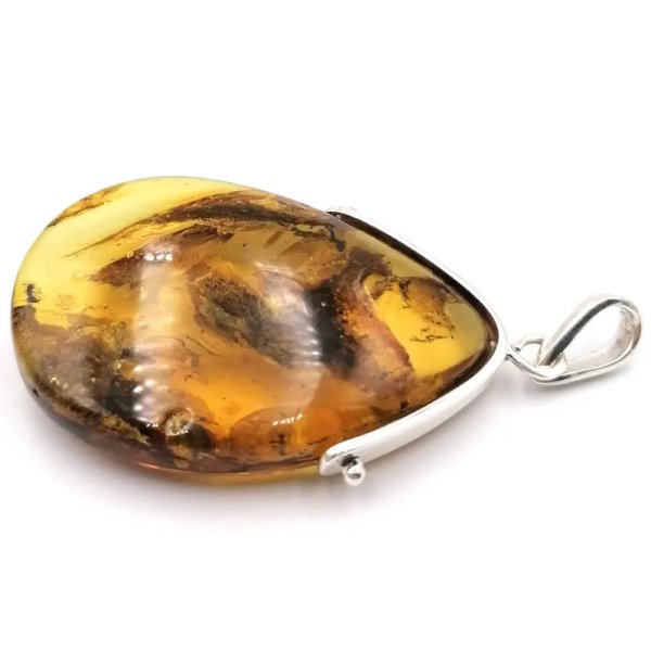 Mrówka i komar w przezroczystym bursztynie i srebro - zawieszka z rzemieniem