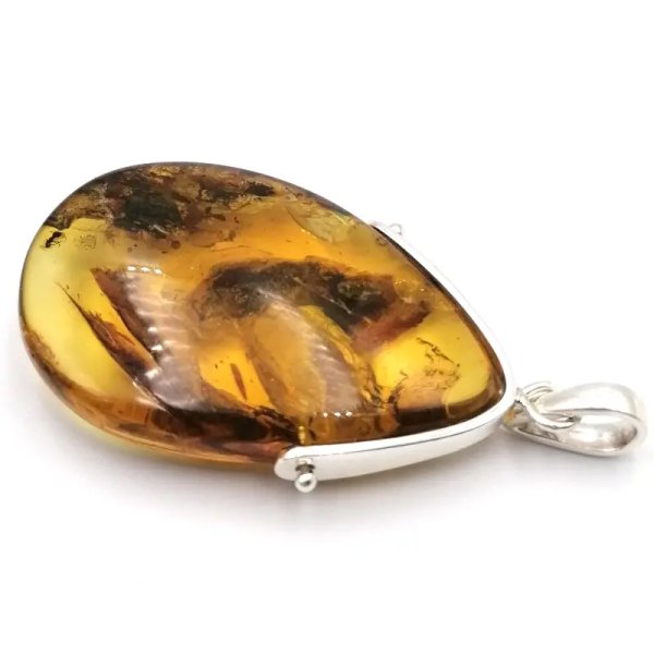 Mrówka i komar w przezroczystym bursztynie i srebro - zawieszka z rzemieniem