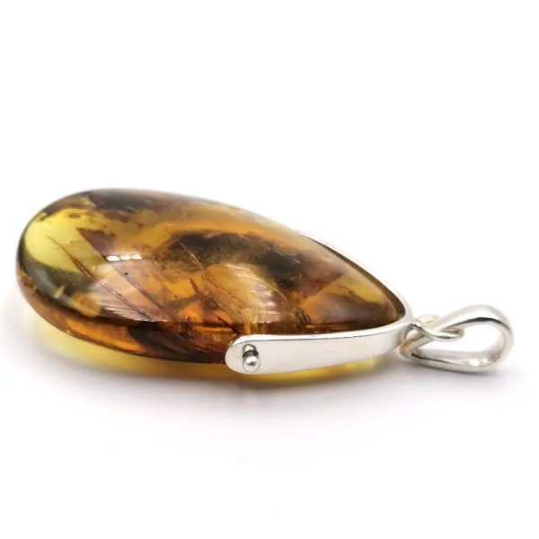 Mrówka i komar w przezroczystym bursztynie i srebro - zawieszka z rzemieniem