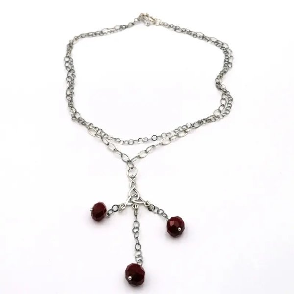 Srebrny naszyjnik z czerwonymi kryształkami