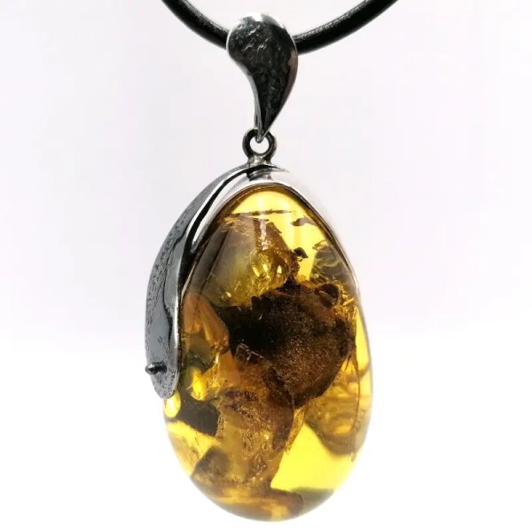Bursztyn z inkluzją i młotkowane srebro oksydowane - zawieszka