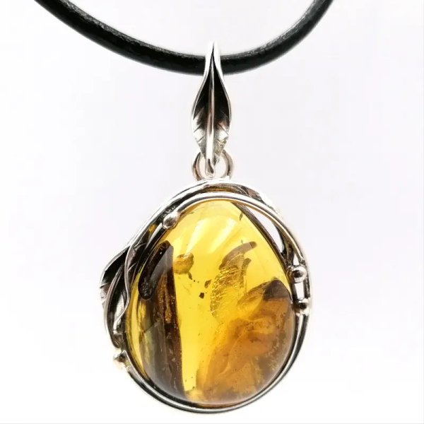 Bursztyn z inkluzją i srebro - zawieszka łza z liściem