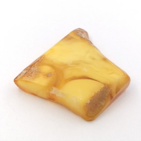 Mleczny bursztyn 36x28x7 mm – plaster, częściowo polerowany
