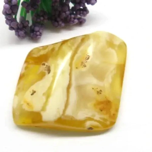 Mleczny bursztyn 38x36x11 mm – surowy, częściowo polerowany