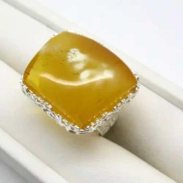 Mleczny Bursztyn i srebro - pierścionek zaokrąglony trapez