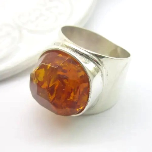 Koniakowy Bursztyn fasetowany i srebro - pierścionek okrągły
