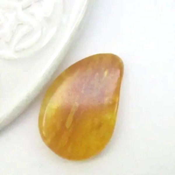 Mleczny Bursztyn 27x18x4 mm zakrzywiona łza