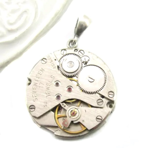 Mechanizm zegarka w srebrze - zawieszka