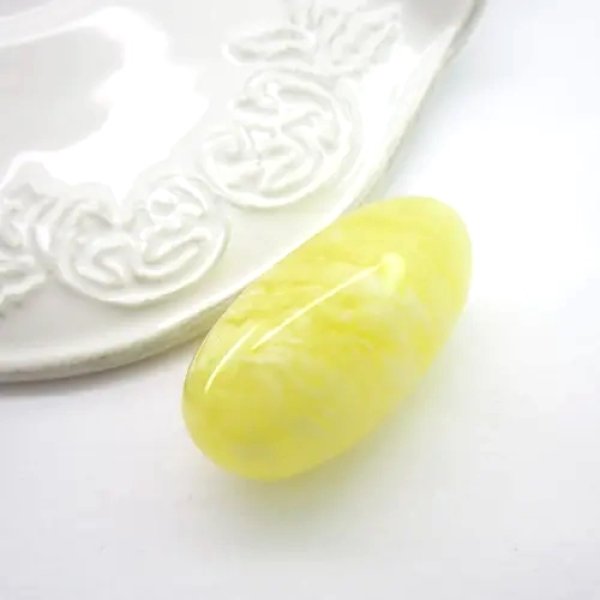 Mleczny Bursztyn 37x19x18 mm owal
