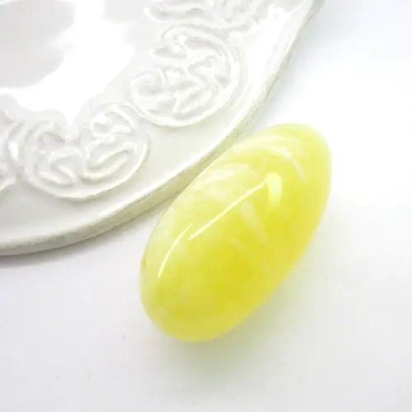 Mleczny Bursztyn 37x19x18 mm owal