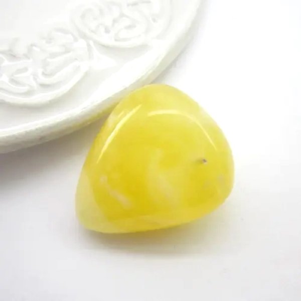 Bursztyn 27x24x14 mm zaokrąglony trójkąt