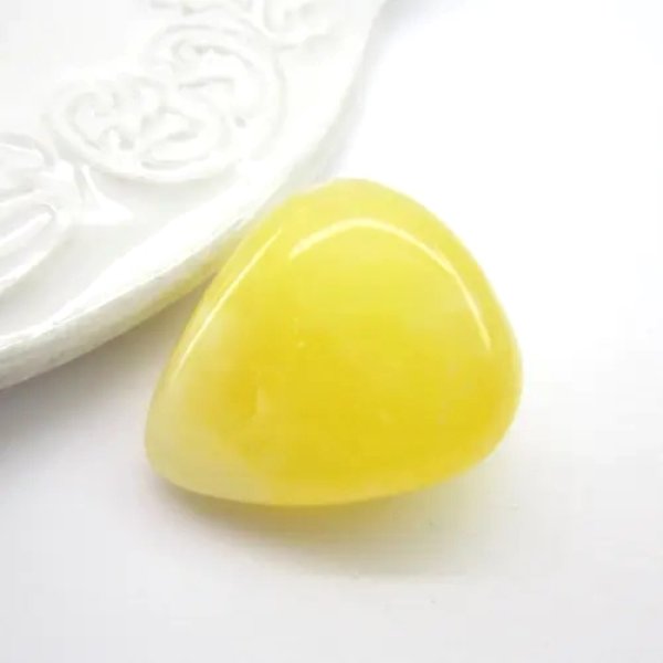 Bursztyn 27x24x14 mm zaokrąglony trójkąt