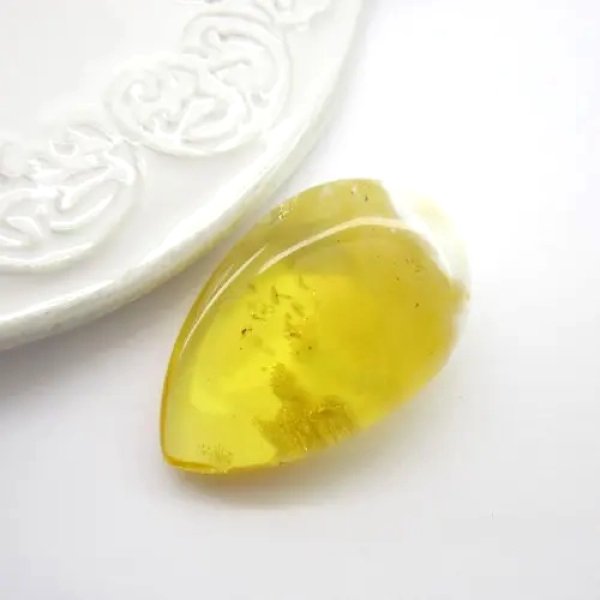 Mleczny Bursztyn 36x23x12 mm kropla