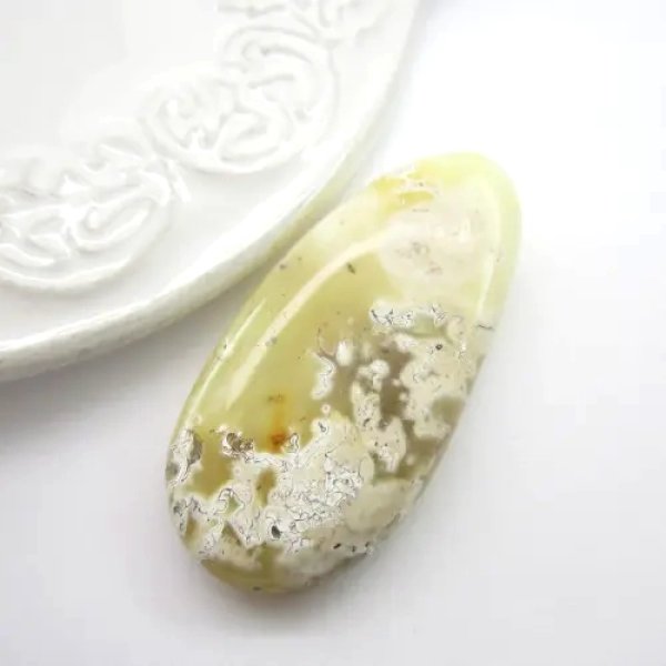 Mleczny Bursztyn 47x23x9 mm kropla