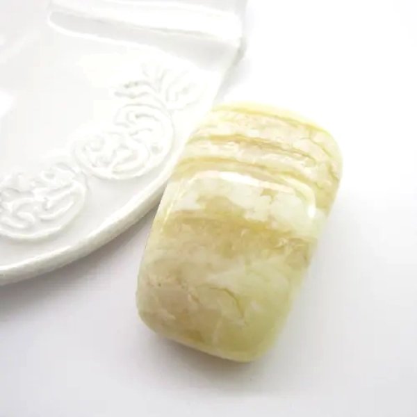 Mleczny Bursztyn 48x19x18,5 mm zaokrąglony trapez