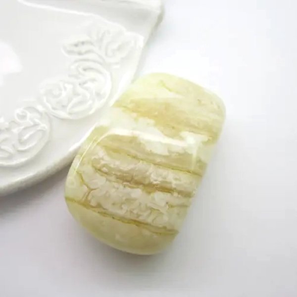 Mleczny Bursztyn 48x19x18,5 mm zaokrąglony trapez